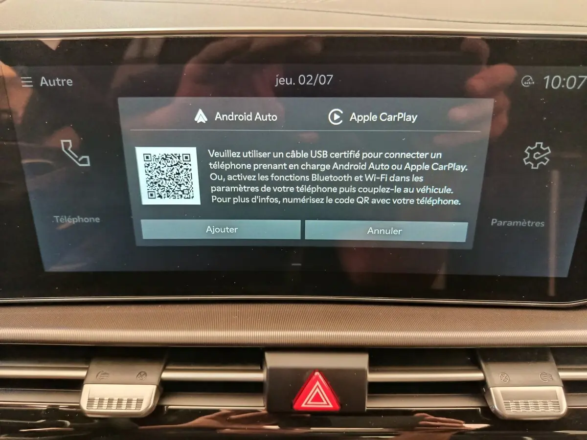 Écran tactile central affichant la connexion Android Auto et Apple CarPlay dans le tableau de bord du Kia Sportage 2026.