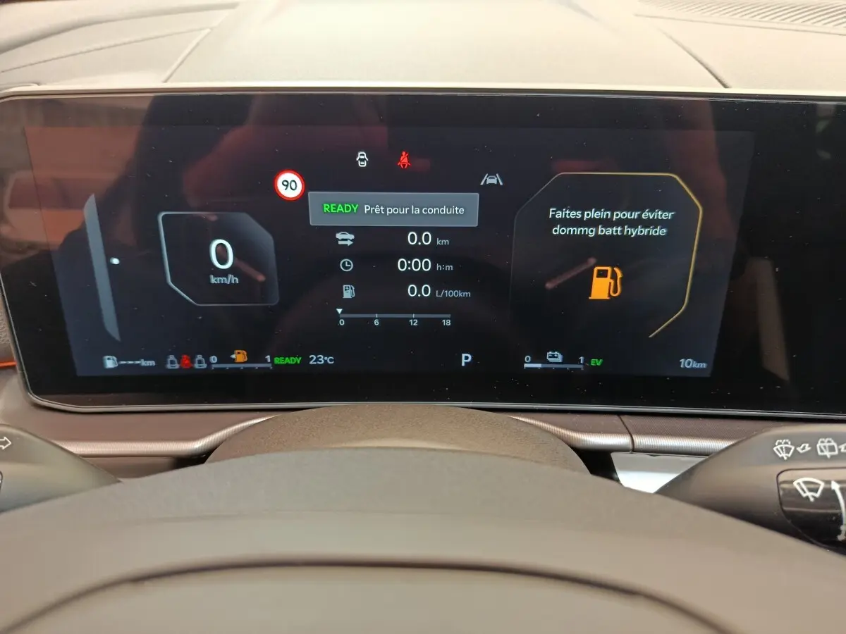 Affichage numérique du combiné d'instruments du Kia Sportage 2026, avec indications de vitesse et alertes hybrides.