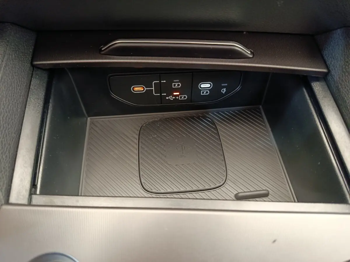 Gros plan sur la zone de recharge sans fil et ports USB-C du Kia Sportage 1.6 T-GDI 239 HEV GT-Line 2026.