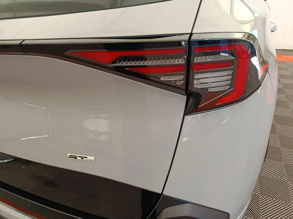 Gros plan sur le feu arrière droit gris clair du Kia Sportage 2026 GT-Line avec logo distinctif GT-Line visible.