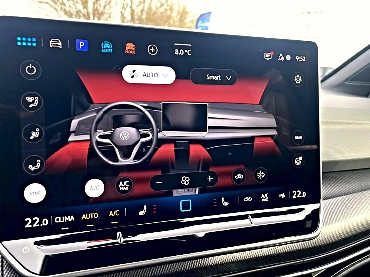 Écran tactile central affichant le tableau de bord numérique rouge et noir de la Volkswagen Golf 2026.