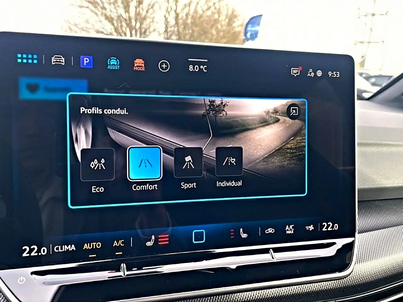 Écran tactile intérieur de la Volkswagen Golf 2026 affichant les modes de conduite, avec tableau de bord noir et inserts métal.