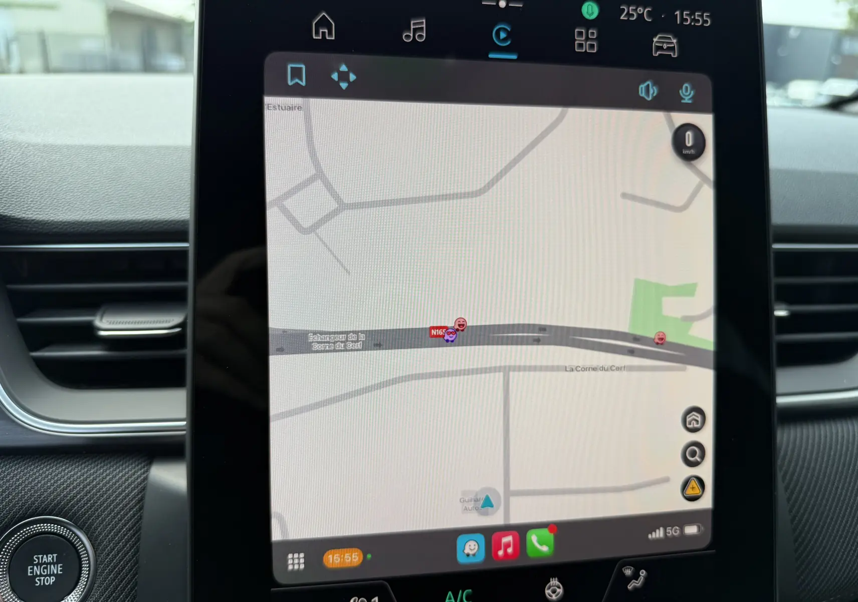 Écran tactile central du tableau de bord du Renault Captur 2025 affichant la navigation GPS en mode carte.