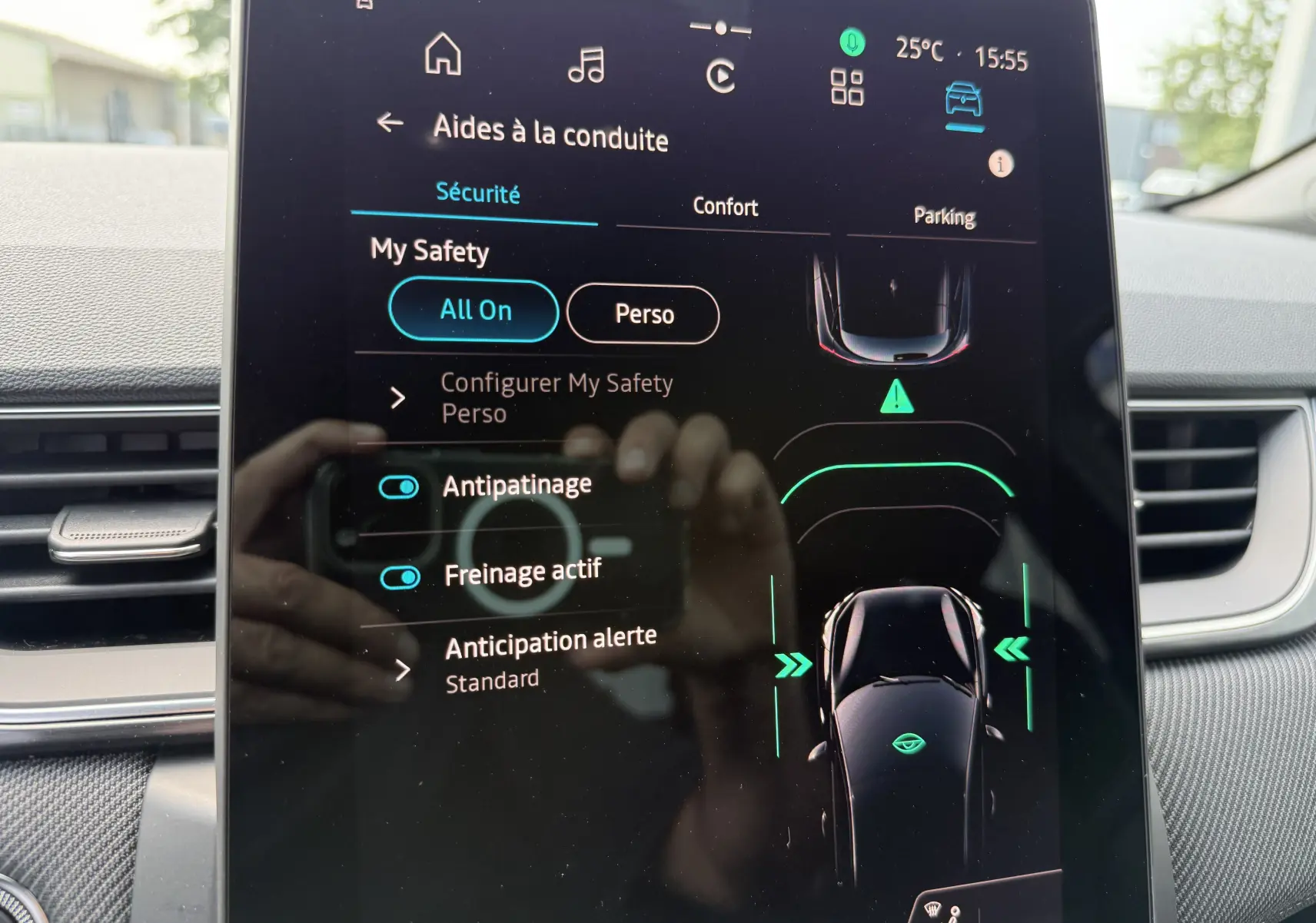 Écran tactile du système d'aides à la conduite du Renault Captur 2025, affichage des fonctions sécurité activées.