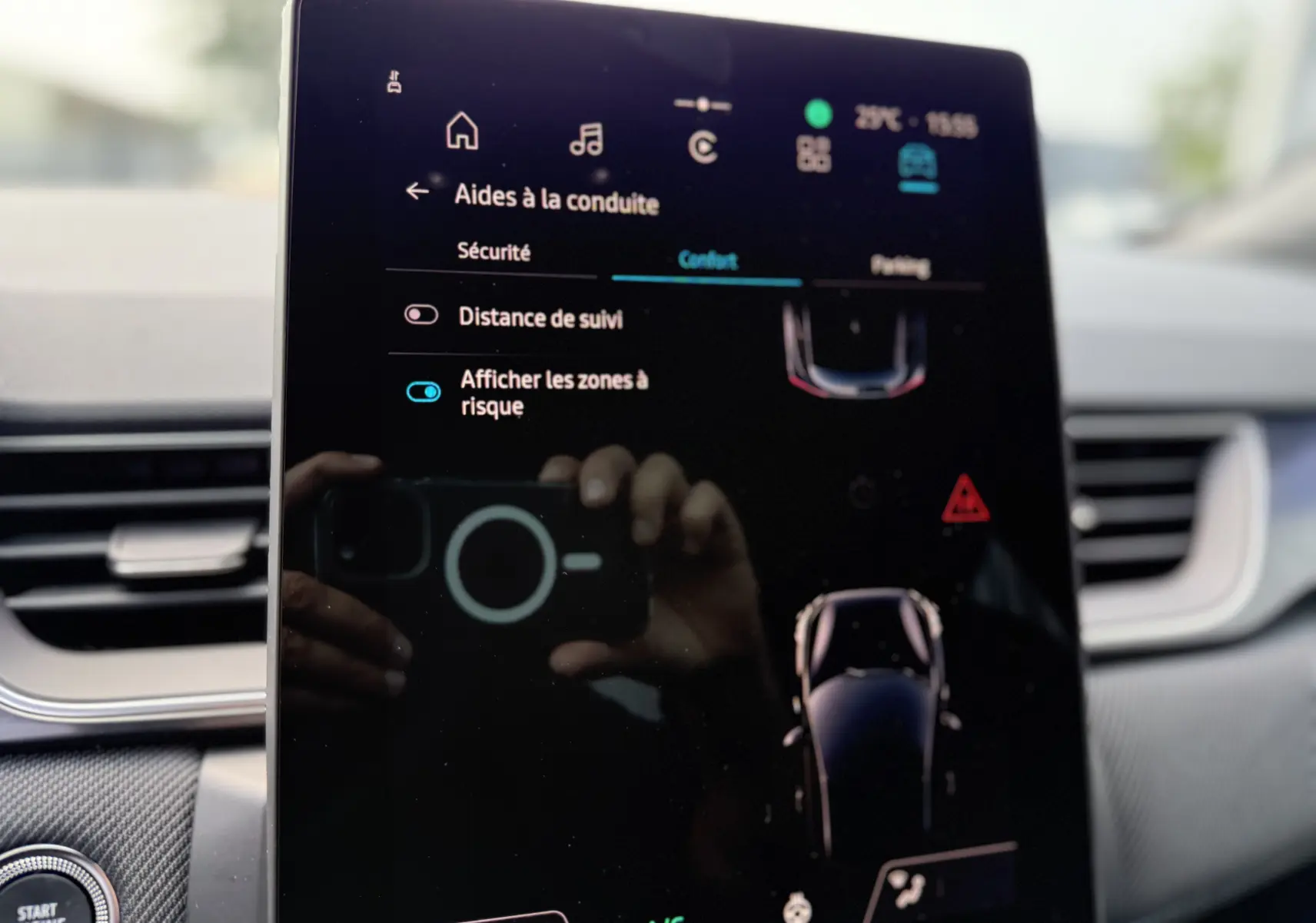 Écran tactile intérieur du Renault Captur 2025 montrant les aides à la conduite et la vue du véhicule en plan rapproché.
