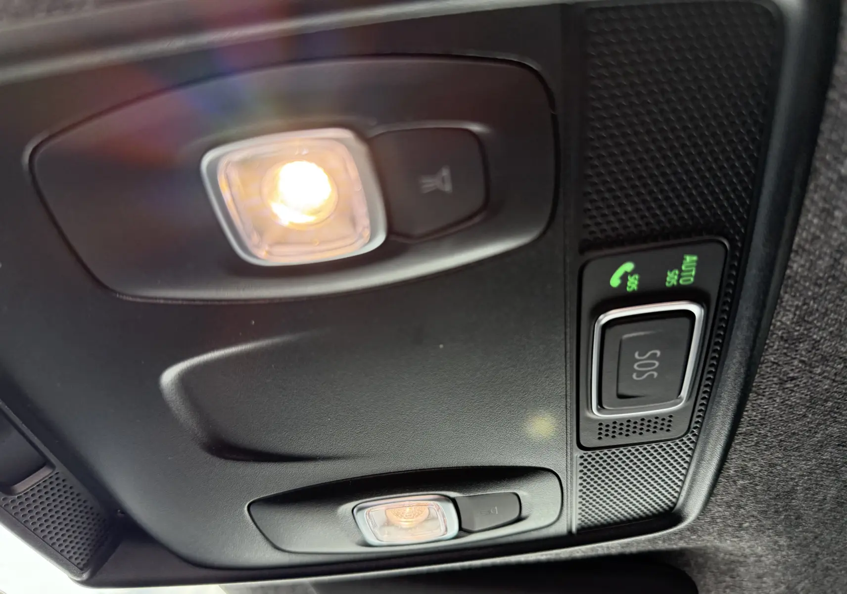 Plafonnier intérieur avec éclairage et bouton SOS du Renault Captur 2025 noir étoile toit gris, vue en contre-plongée.