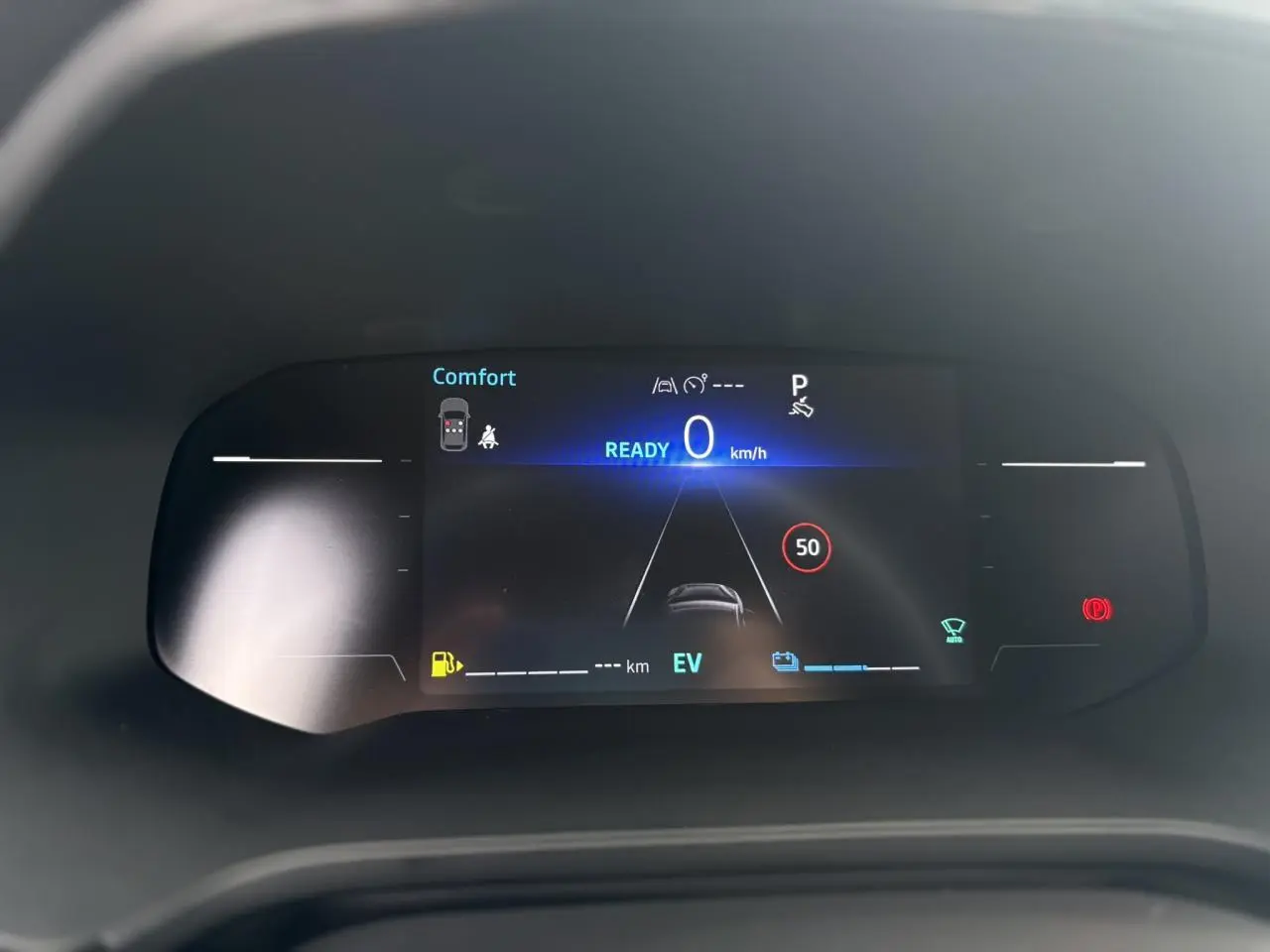 Tableau de bord numérique 7 pouces du Renault Captur gris Rafale, affichant la vitesse et aides à la conduite en mode confort.