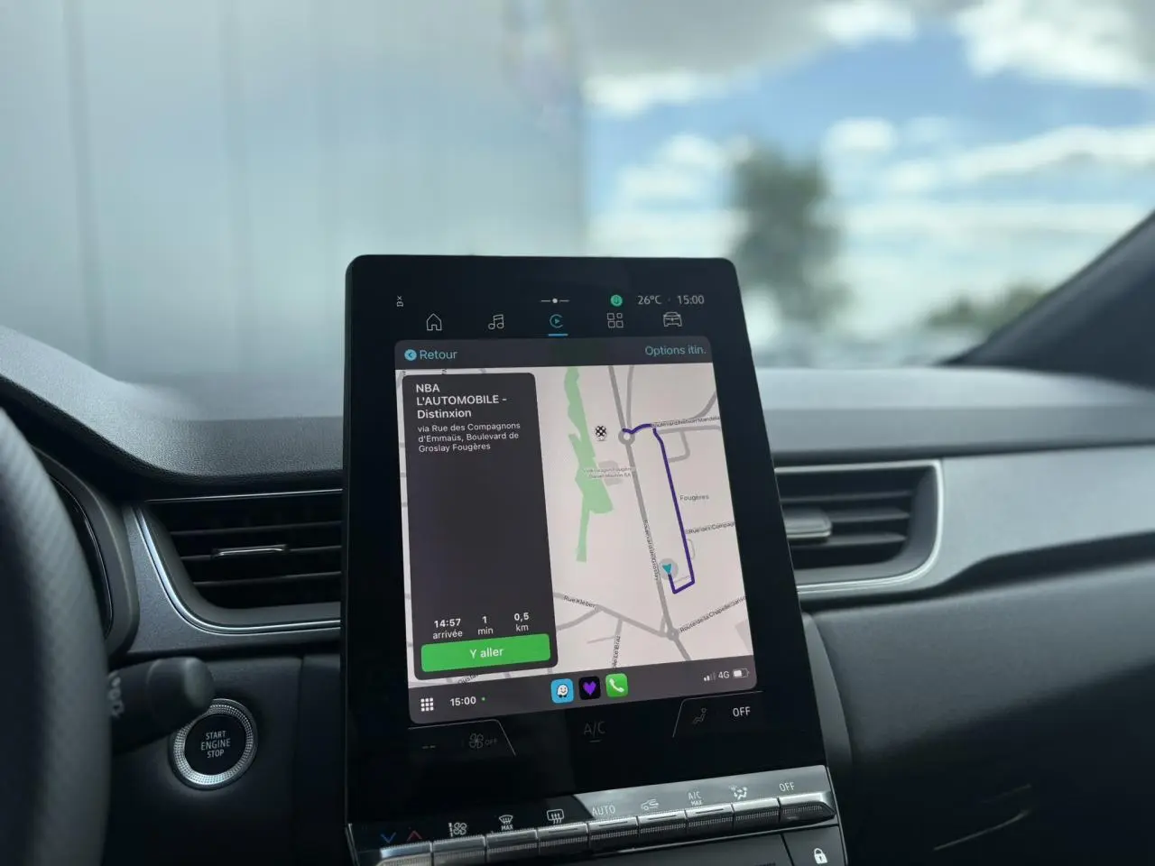 Écran tactile central affichant la navigation dans l'habitacle du Renault Captur Gris Rafale, vue avant intérieure.