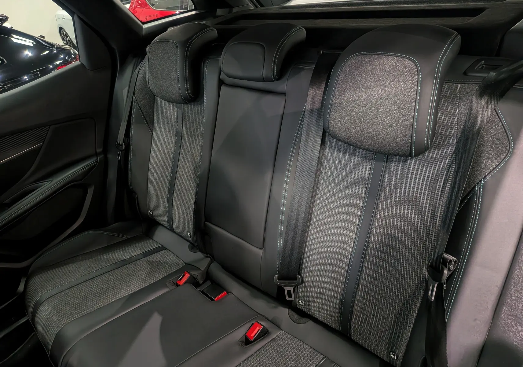 Vue rapprochée des sièges arrière en cuir noir et tissu gris du Peugeot 3008 BlueHDi 130 Allure 2022.