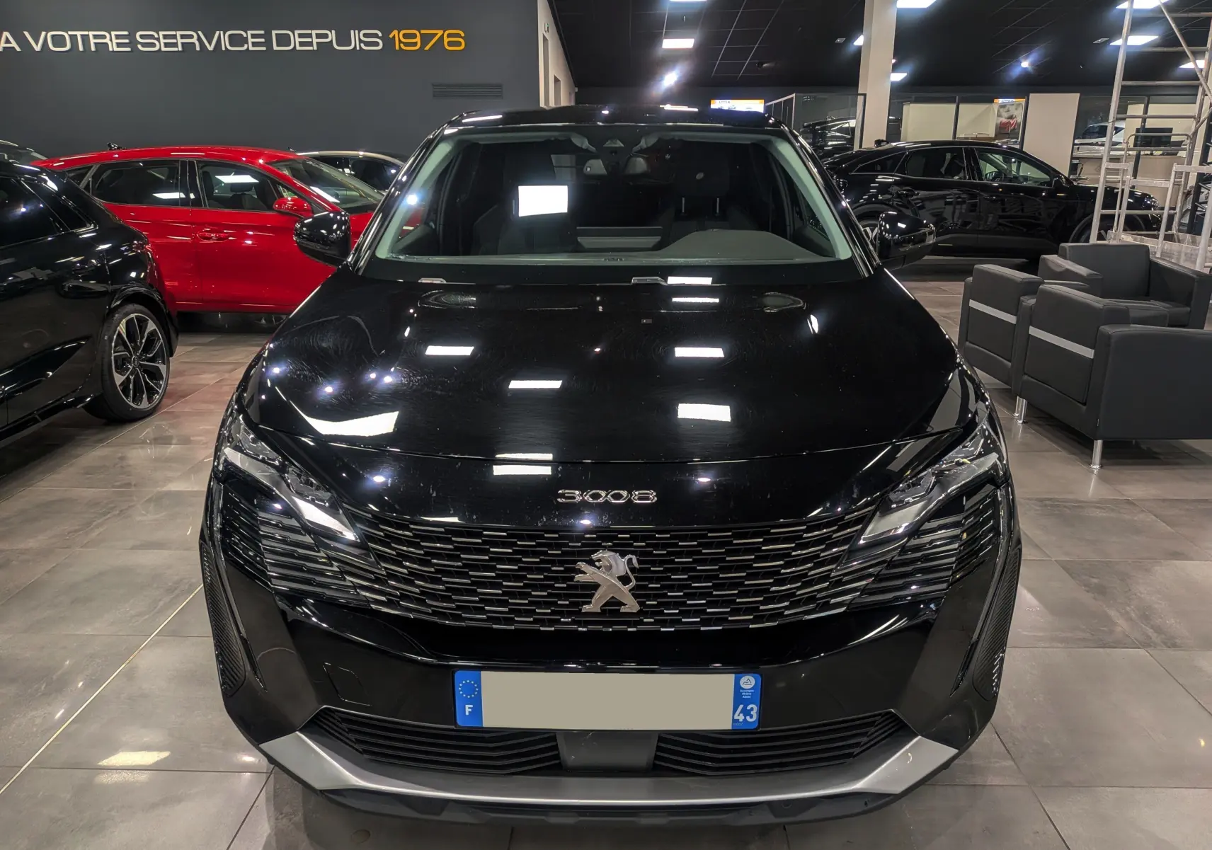 Vue frontale d'un Peugeot 3008 BlueHDi 130 Allure noir Perla, avec calandre distinctive et éclairage LED finement intégré.