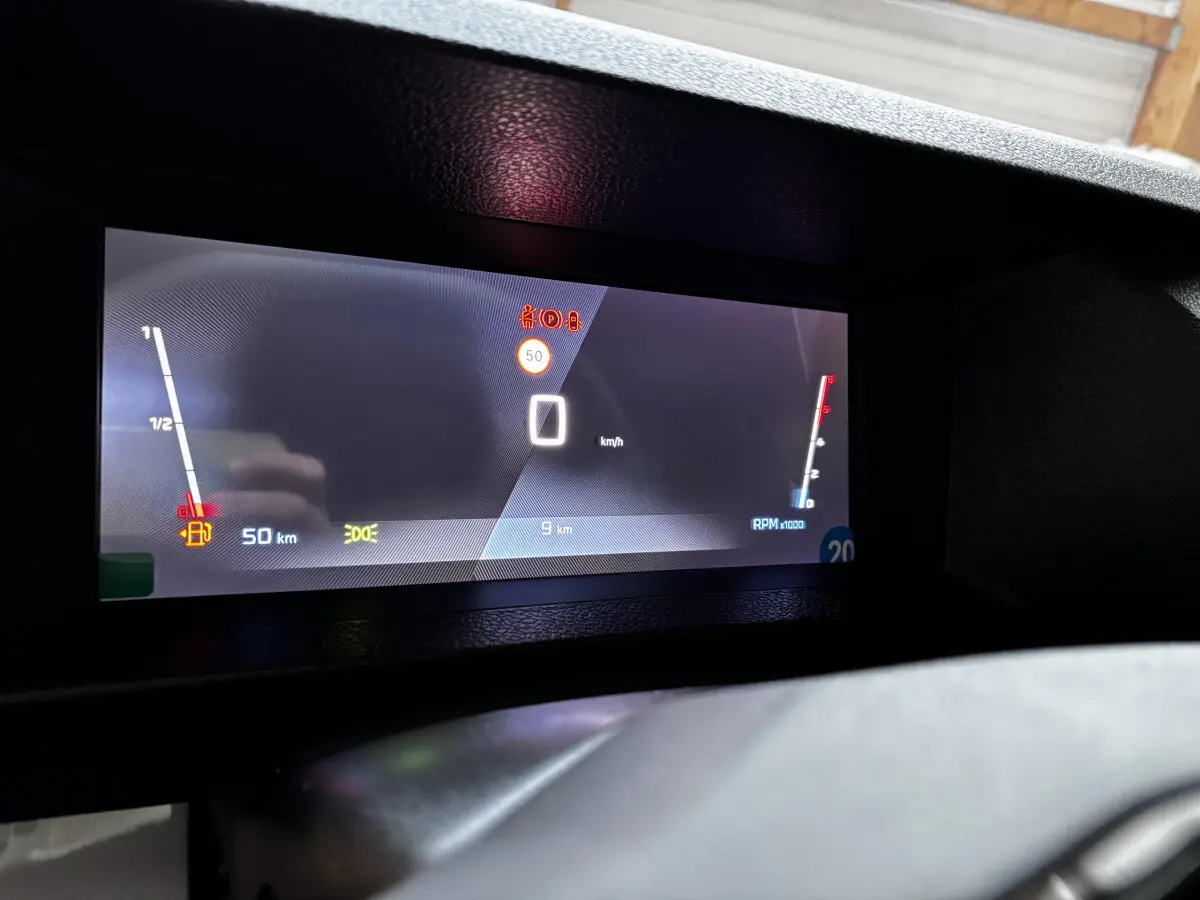 Tableau de bord numérique du Peugeot Expert Fourgon 2025 affichant vitesse, compte-tours et alertes, vue frontale rapprochée.