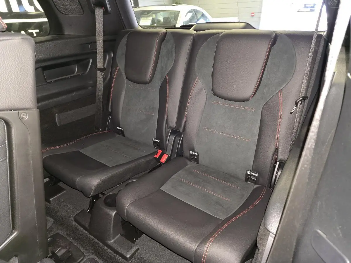 Vue intérieure sur la troisième rangée de sièges noirs avec surpiqûres rouges du Mercedes GLB 200 d AMG Line 7 places.