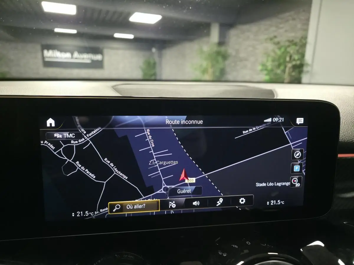 Écran tactile de navigation digitale 10,25'' du Mercedes GLB 200 d AMG Line, affichant une carte en intérieur.