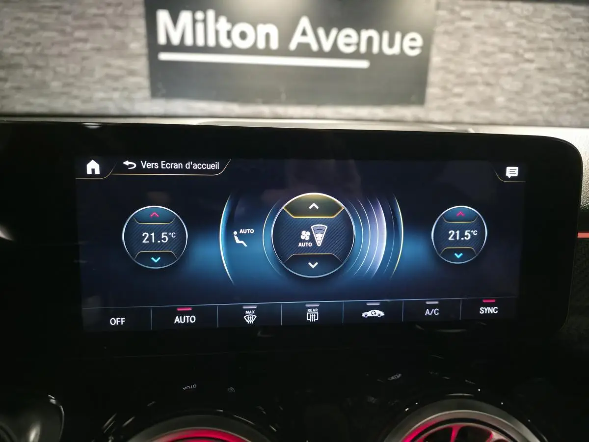 Écran digital de climatisation affichant 21,5°C dans un Mercedes GLB rouge AMG Line vue intérieure.