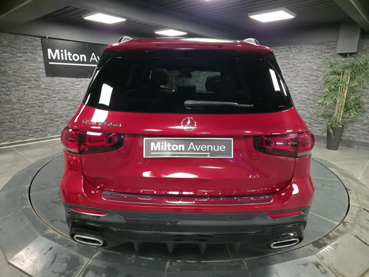 Vue arrière d'un Mercedes GLB 200 d AMG Line rouge Patagonie avec double sortie d'échappement et toit ouvrant panoramique.