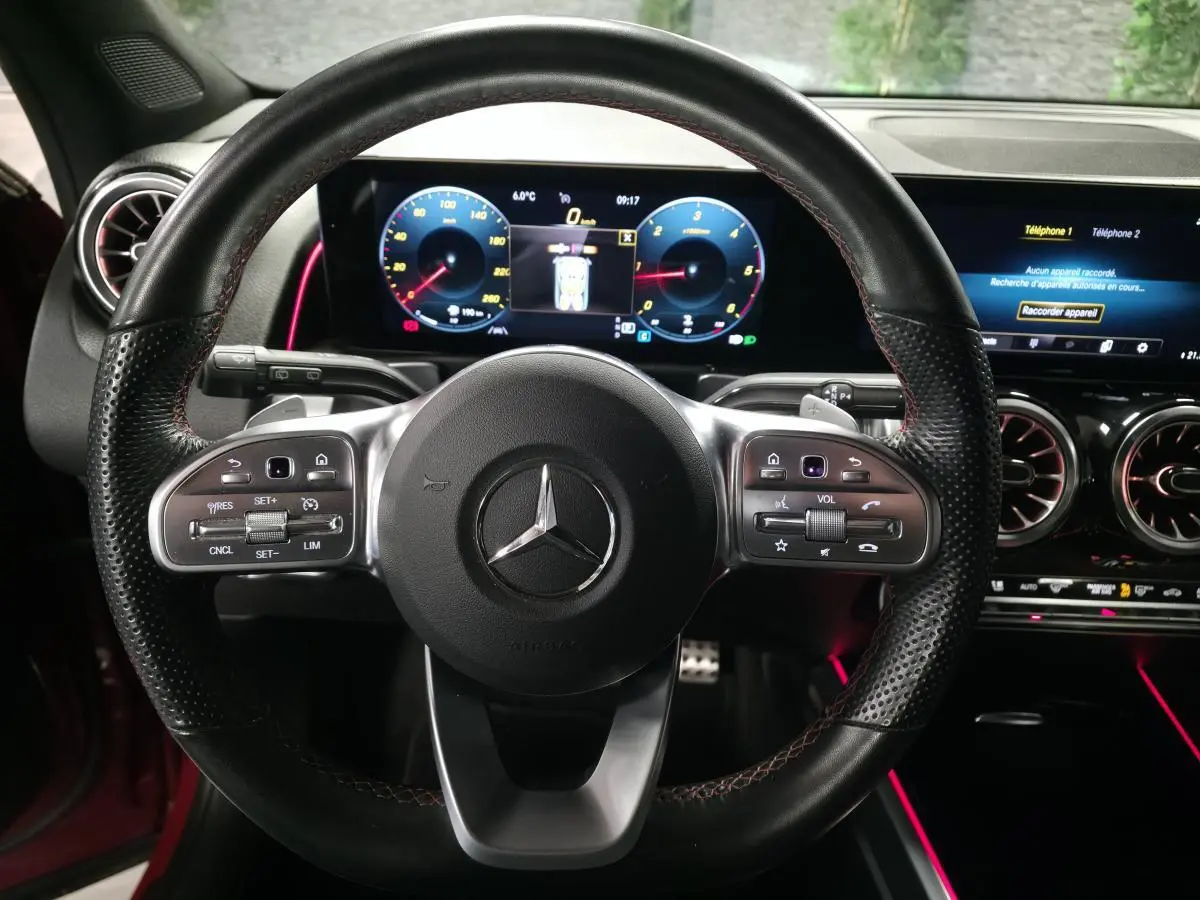 Volant sport Mercedes AMG Line avec surpiqûres rouges et instrumentation digitale dans un GLB rouge Patagonie 2022.