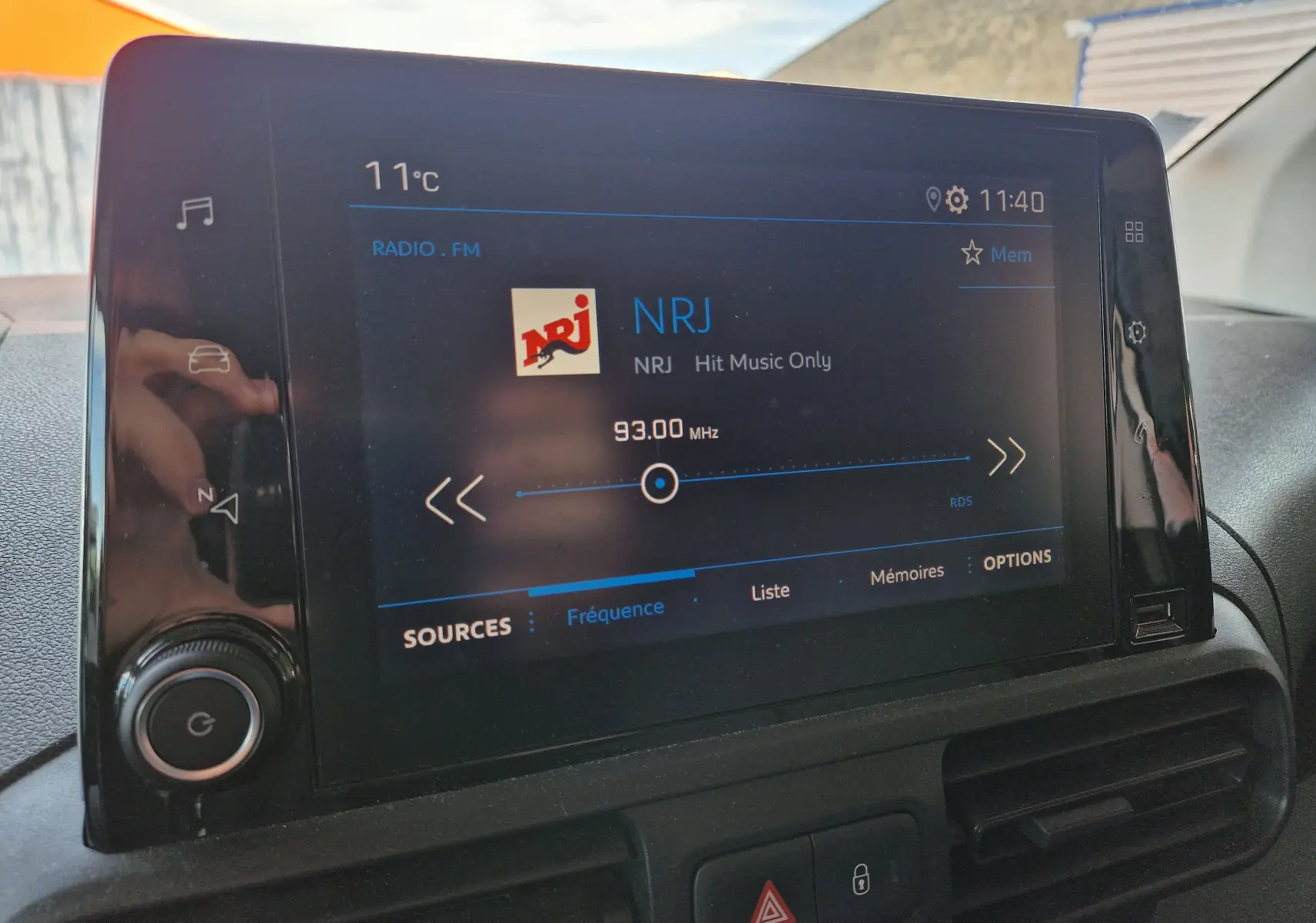Écran tactile central du Peugeot Partner 2021 affichant la radio NRJ sur 93 MHz avec commandes visibles.