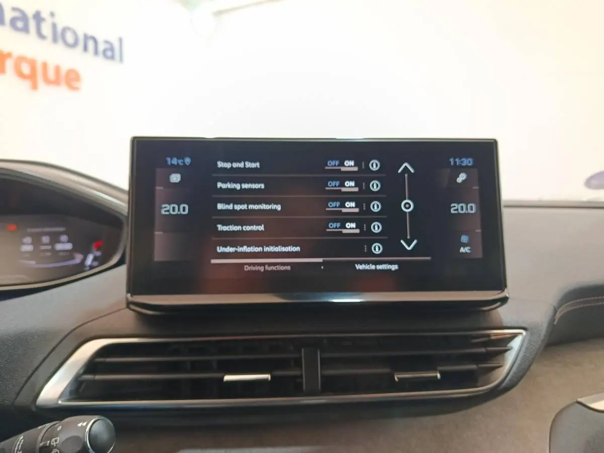 Écran tactile central du tableau de bord du Peugeot 5008 GT 2023 affichant les réglages d’aide à la conduite.