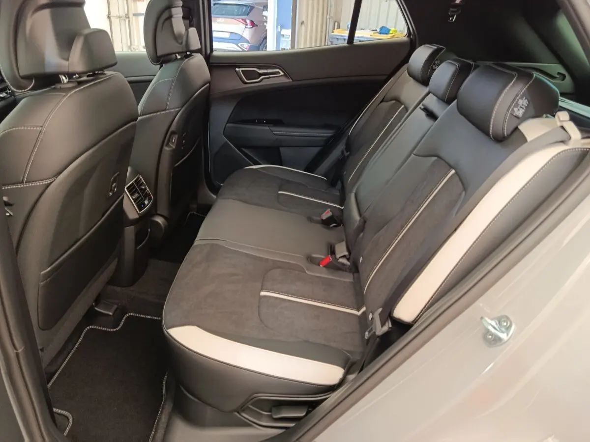 Vue intérieure côté gauche des sièges arrière en cuir noir et gris clair du KIA SPORTAGE 2026, finition GT-Line.