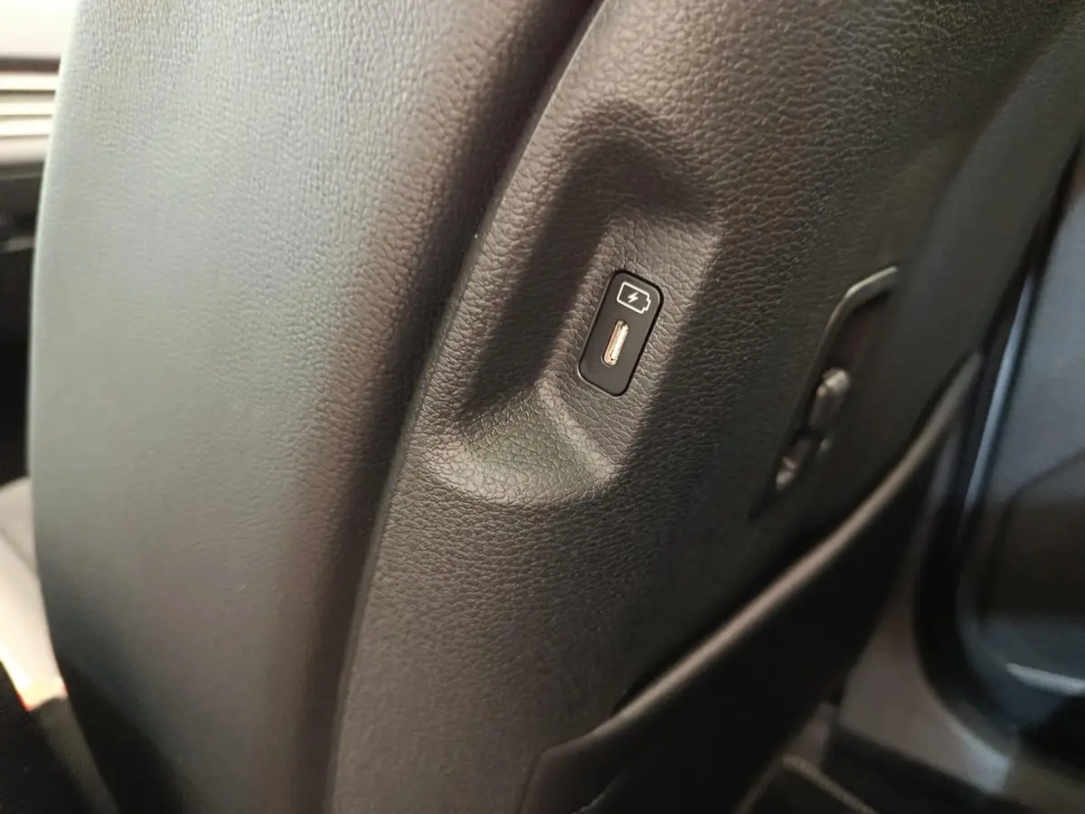 Port USB de recharge intégré au dossier du siège avant droit du Kia Sportage gris foncé 2026.