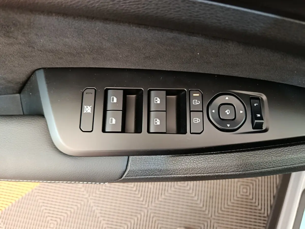 Commande des vitres et rétroviseurs sur la porte côté gauche du KIA SPORTAGE gris foncé 2026.