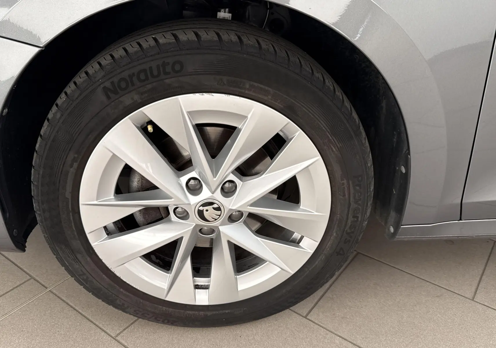 Gros plan sur la roue avant gauche gris graphite d'une Skoda Octavia Combi 2.0 TDI 150 DSG7 Style 2023.