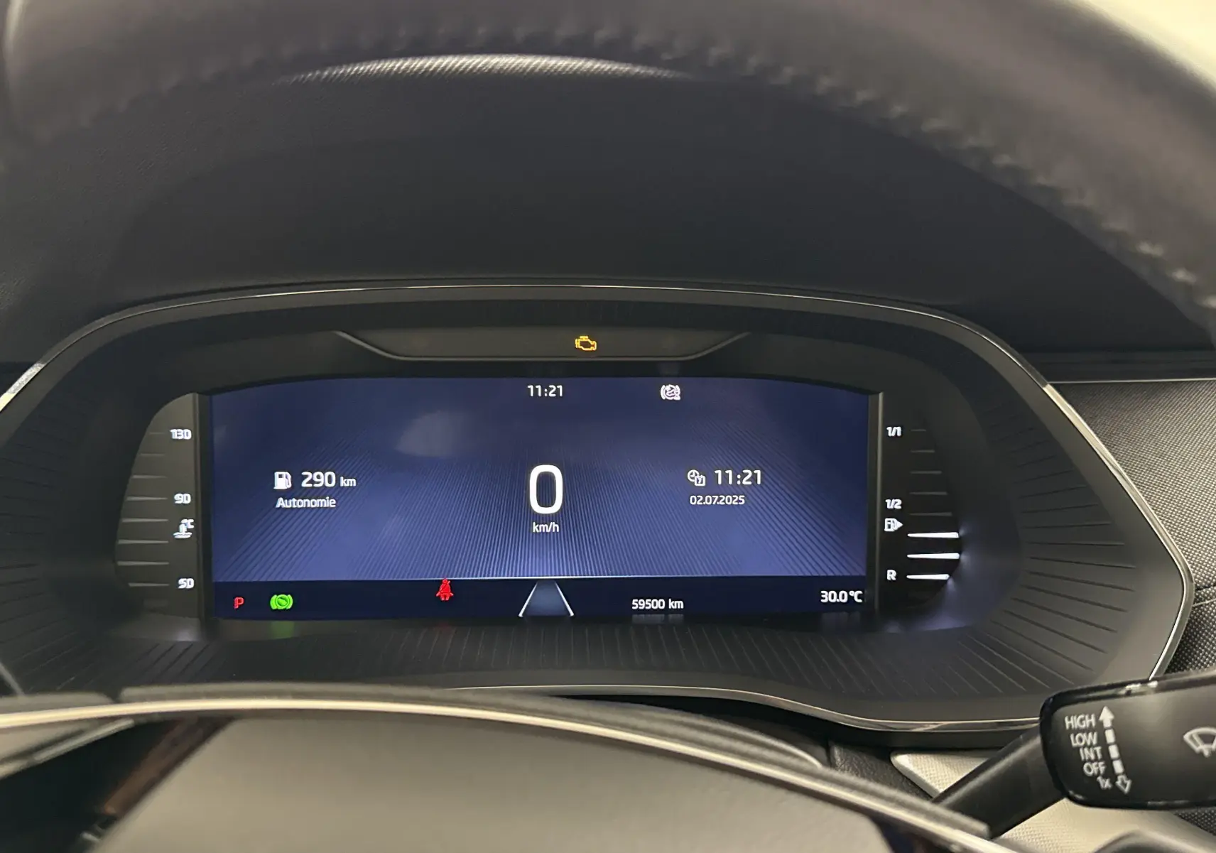 Tableau de bord numérique de la Skoda Octavia Combi 2.0 TDI 150 DSG7 Style 2023 affichant 290 km d'autonomie.