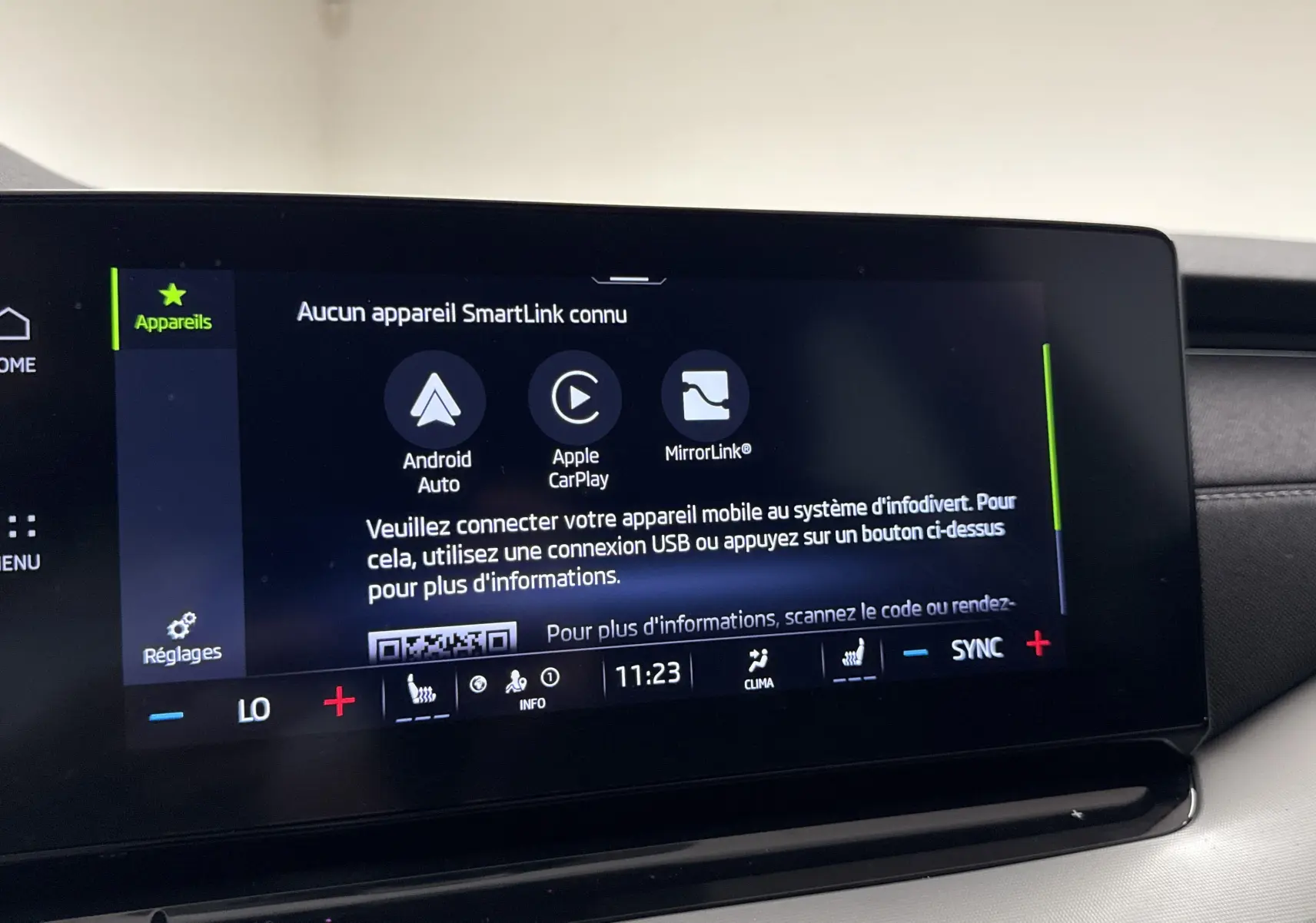 Écran tactile central du Skoda Octavia Combi gris graphite 2023 affichant les options de connexion SmartLink