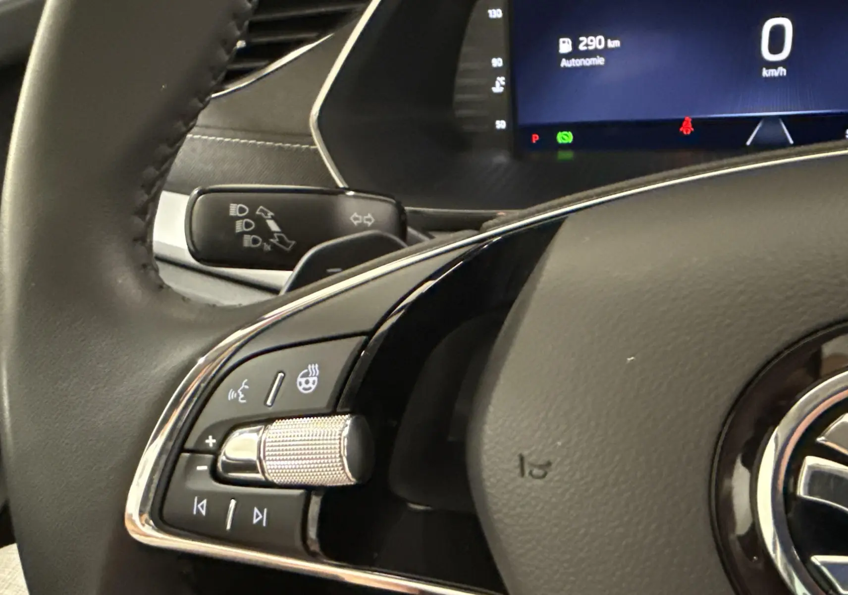 Gros plan sur le volant et le tableau de bord numérique d'une Skoda Octavia Combi gris graphite, version 2023.