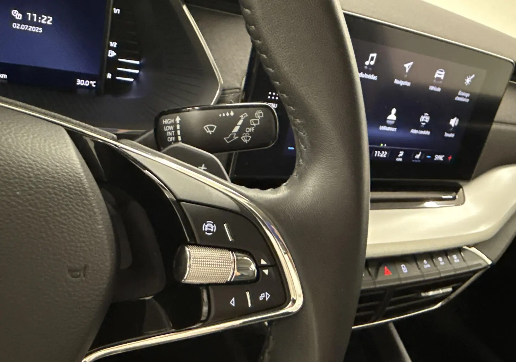 Vue rapprochée du volant et tableau de bord numérique d'une Skoda Octavia Combi gris graphite 2023.