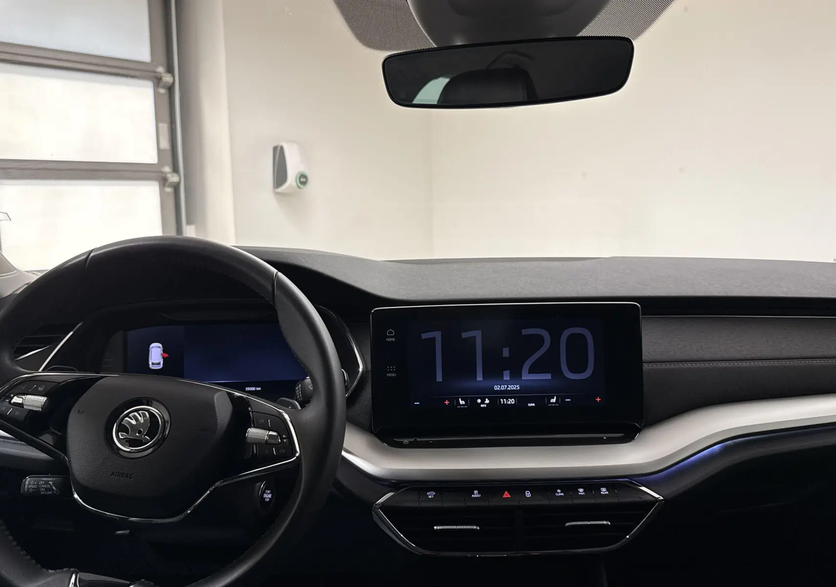 Vue intérieure du tableau de bord de la Skoda Octavia Combi gris graphite, avec écran tactile et volant multifonction.