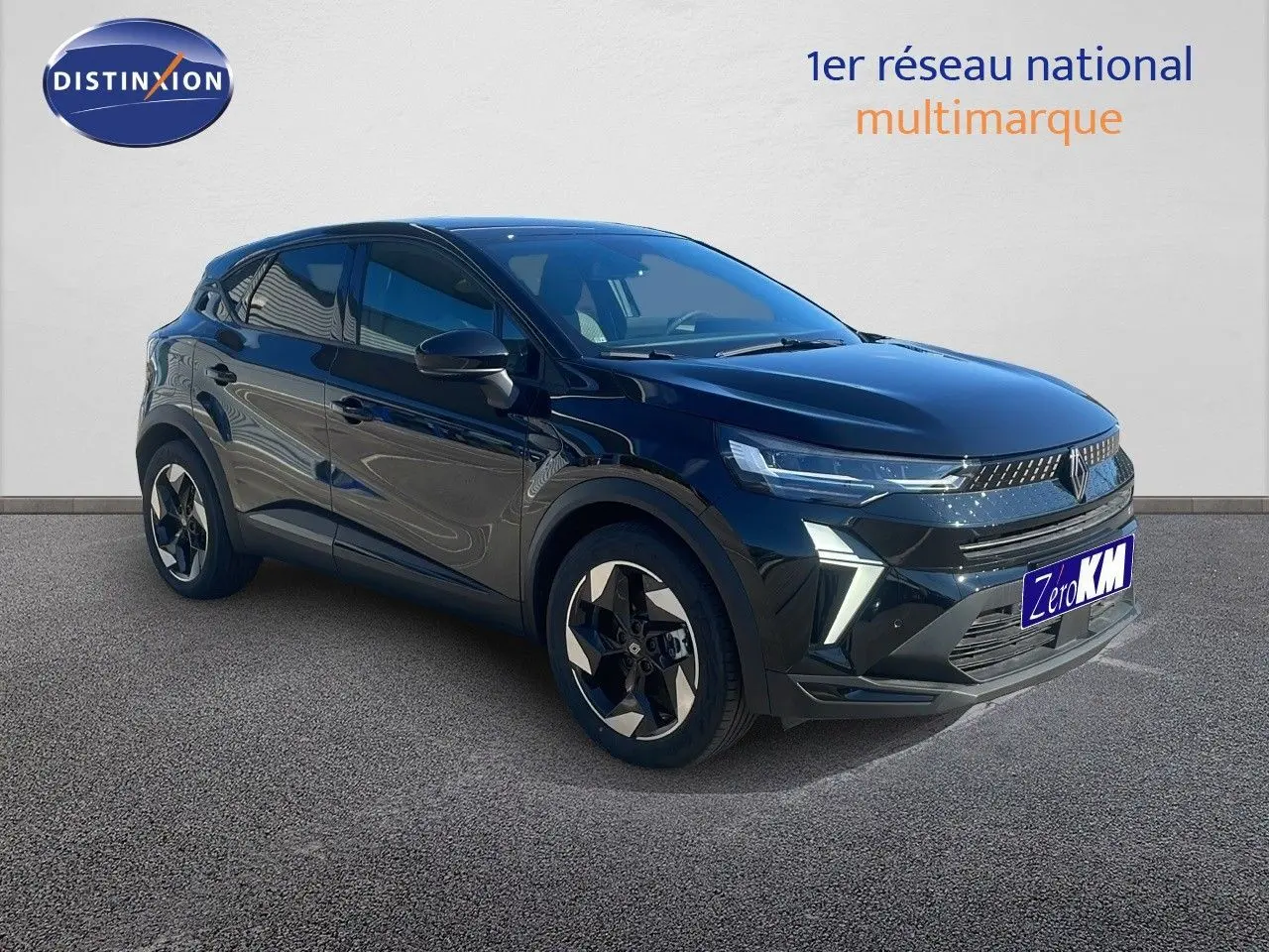 Renault Captur E-Tech hybride noir étoile métal, vue 3/4 avant droit avec feux LED et jantes stylisées.
