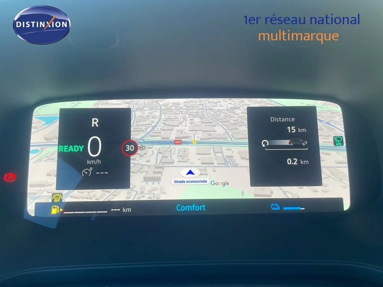 Tableau de bord numérique du Renault Captur E-Tech Hybrid 2025 affichant navigation et informations de conduite.