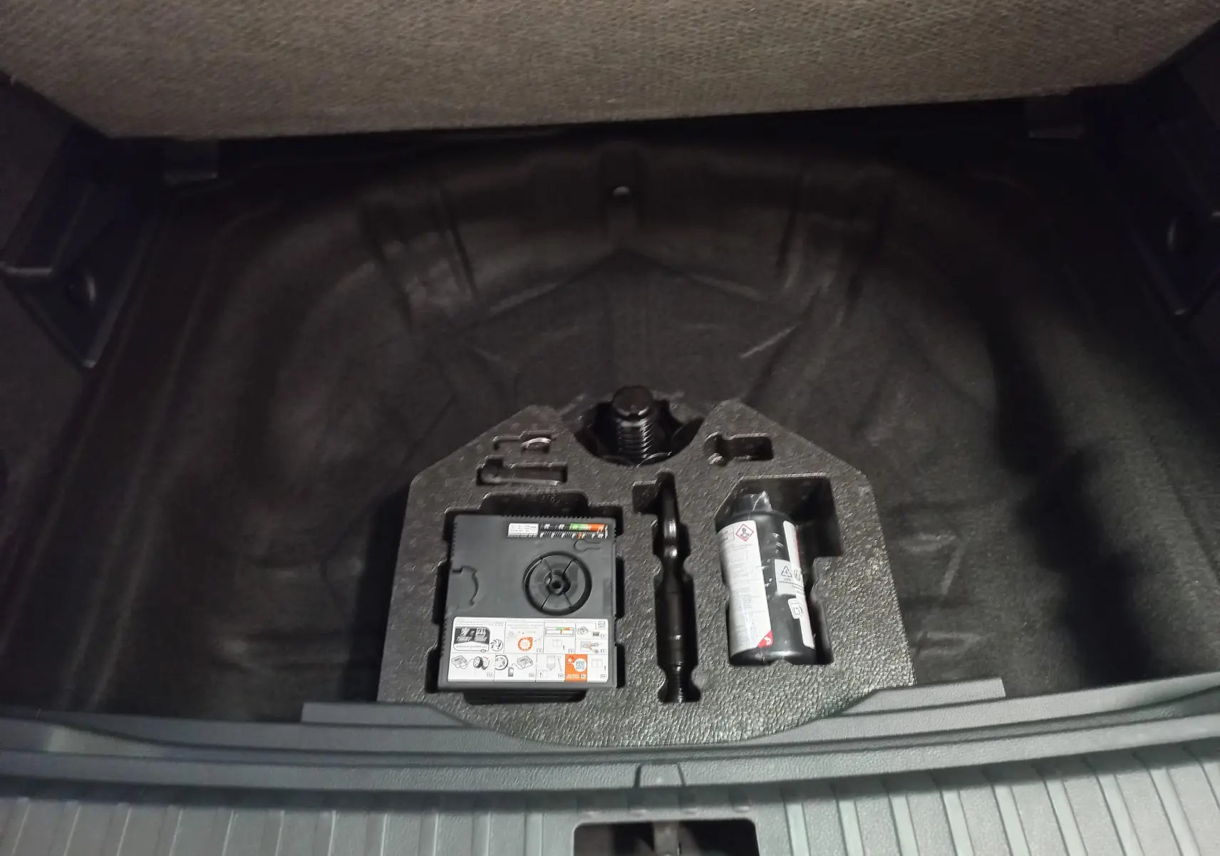 Vue du coffre ouvert du SEAT ATECA 2.0 TDI 150 DSG7 COPA avec kit de réparation pneus intégré.