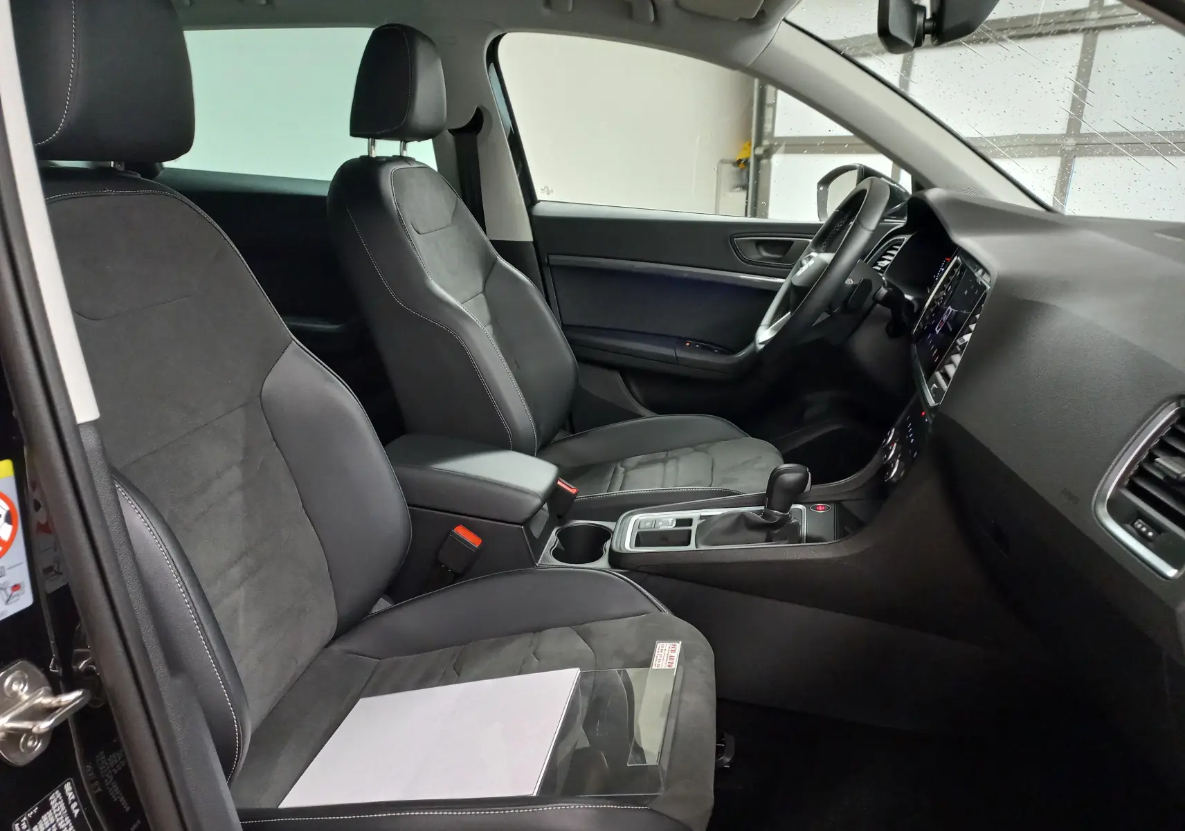 Intérieur avant droit du SEAT Ateca 2.0 TDI 150 DSG7 Copa avec sièges noirs en cuir et alcantara, tableau de bord moderne.
