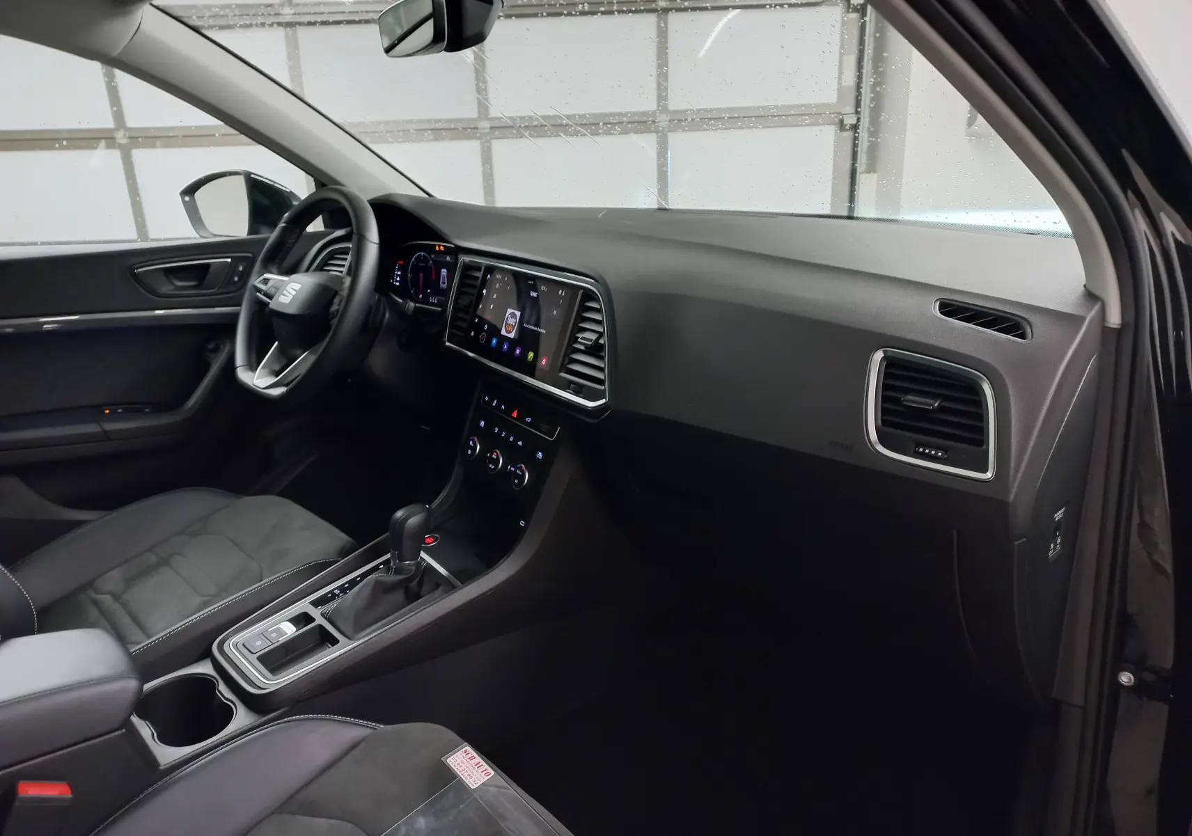 Intérieur du SEAT Ateca 2.0 TDI 150 DSG7 Copa, vue côté conducteur, tableau de bord moderne et écran tactile central.