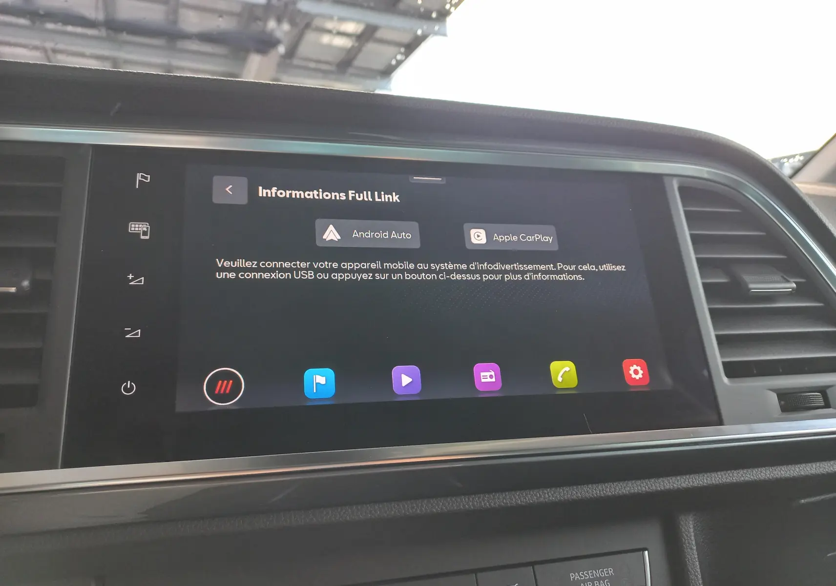 Écran tactile central du SEAT Ateca 2025 affichant les options Android Auto et Apple CarPlay dans l'habitacle.