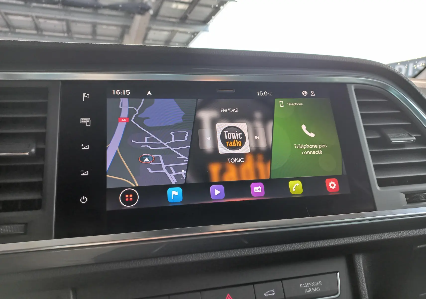Écran tactile central du tableau de bord du SEAT Ateca 2025 affichant navigation, radio Tonic et téléphone non connecté