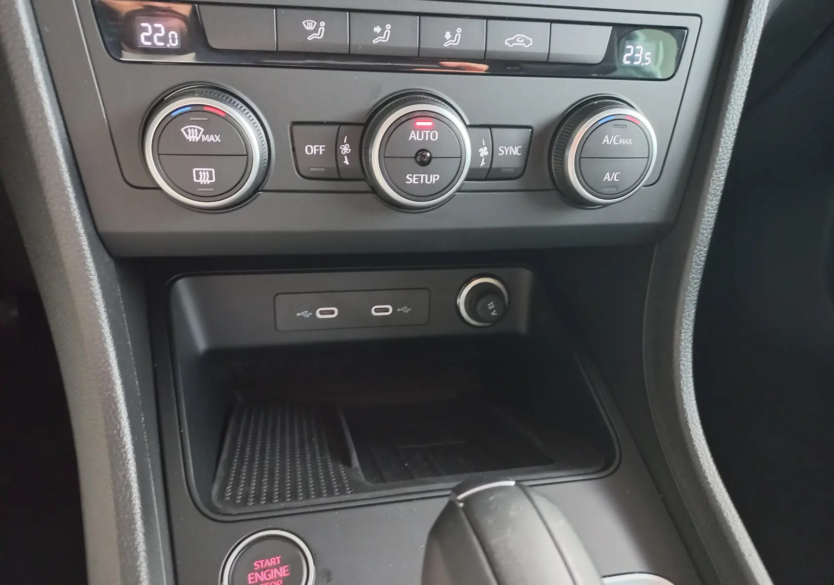 Gros plan sur la console centrale du SEAT Ateca 2.0 TDI noir, montrant les commandes climatisation et ports USB.