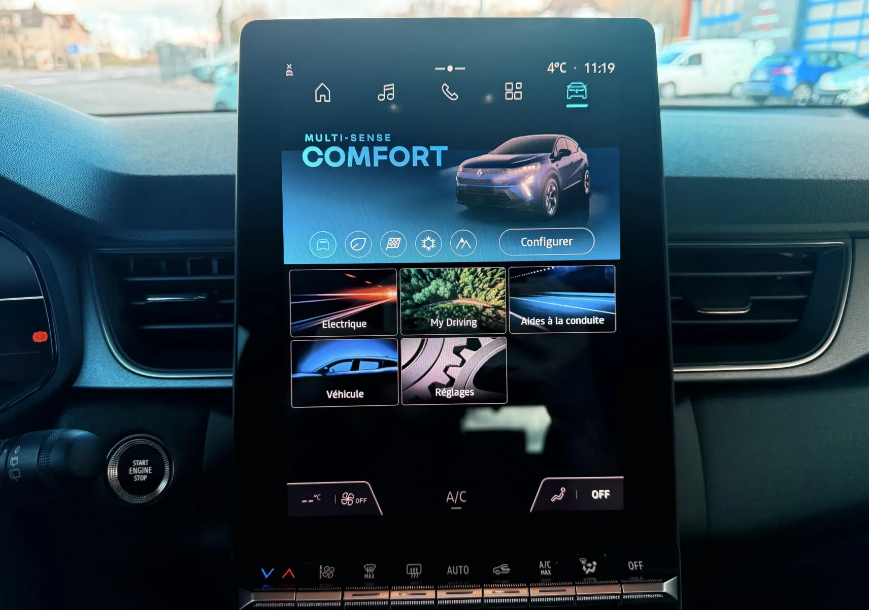 Écran tactile central du Renault Captur E-Tech Hybrid 2025 affichant le mode confort, intérieur noir.