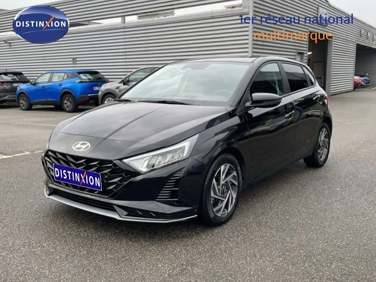 Hyundai i20 2025 noir Phantom Metal vue 3/4 avant droit avec calandre et phares LED distinctifs.