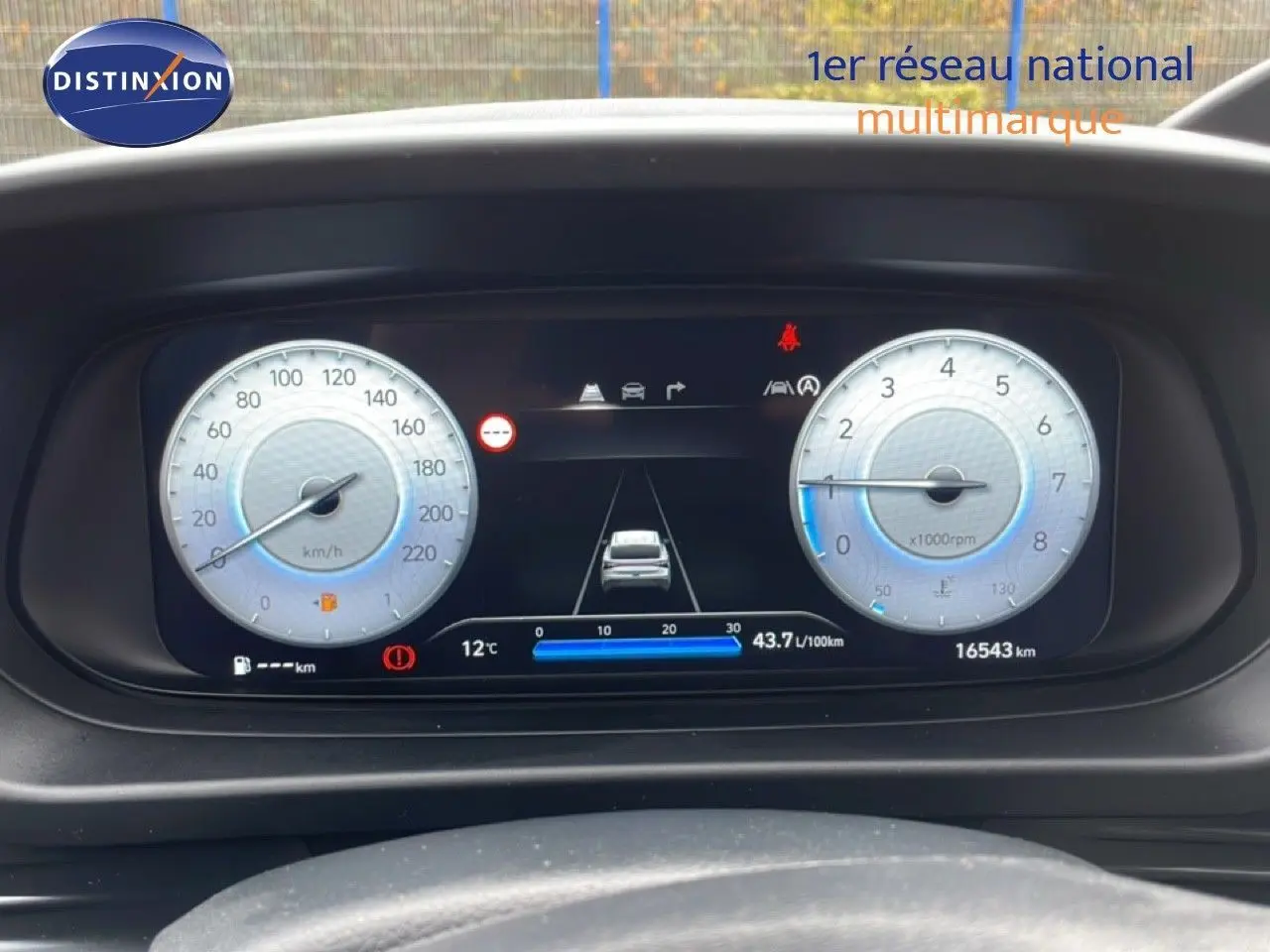 Tableau de bord numérique de Hyundai i20 noir Phantom Metal, affichant vitesse, régime et consommation.