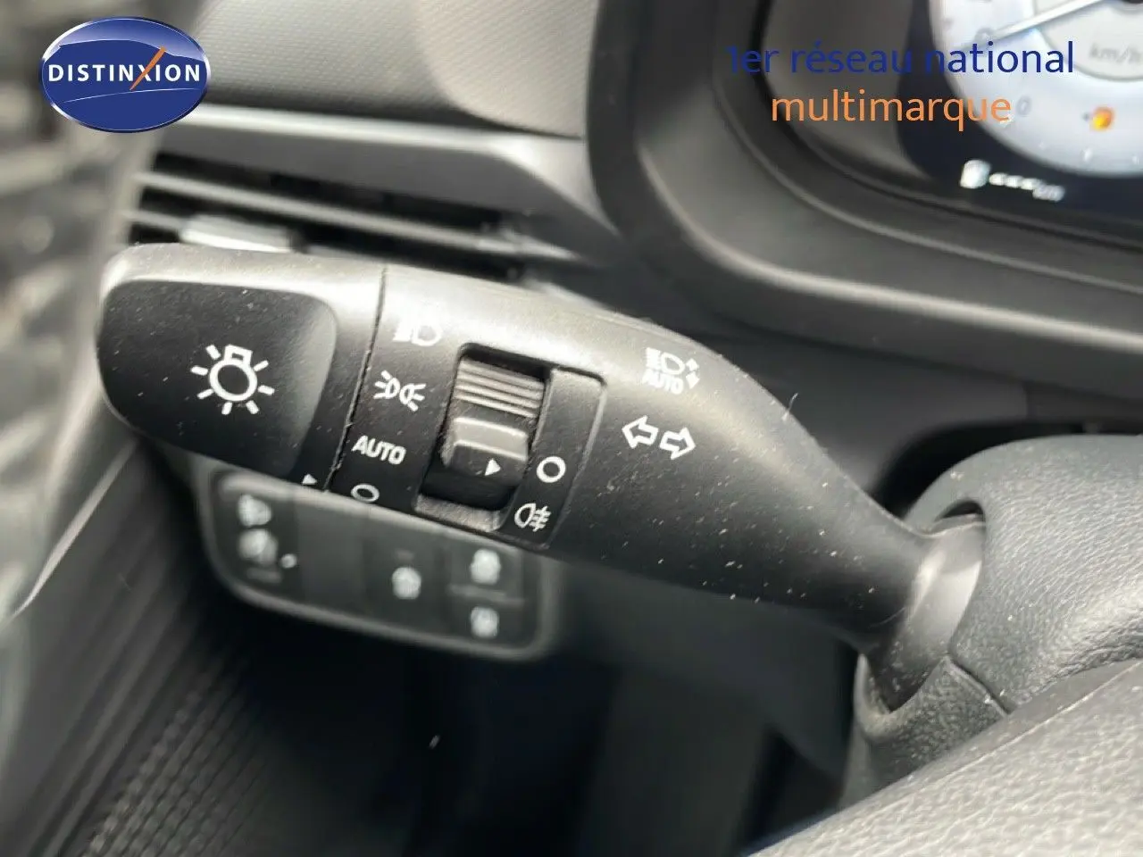 Le commodo des feux et clignotants de la Hyundai i20 2025 en noir Phantom Metal, vue rapprochée côté gauche du volant.