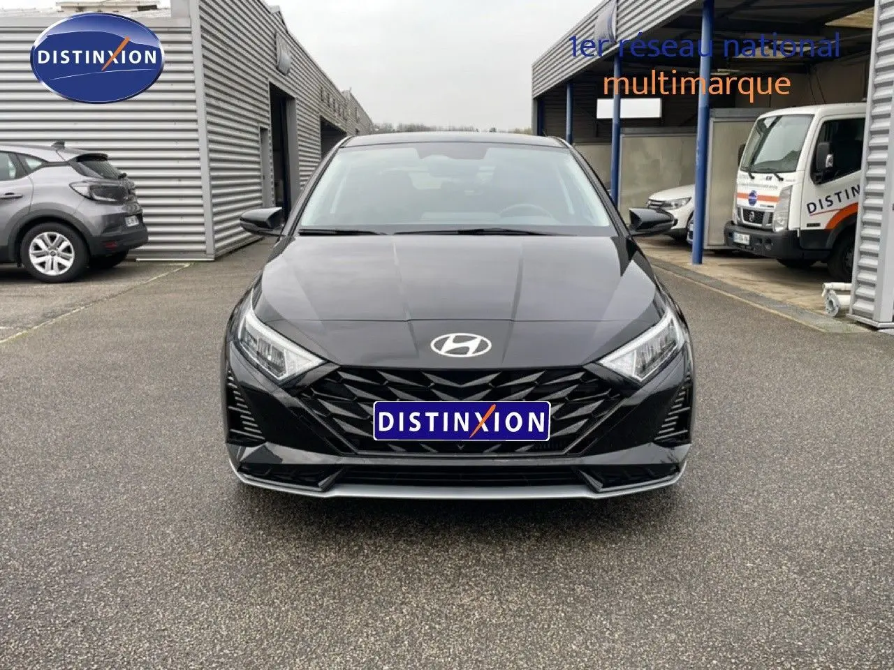 Vue frontale d'une Hyundai i20 2025 noire Phantom Metal avec calandre noire et phares LED distinctifs.