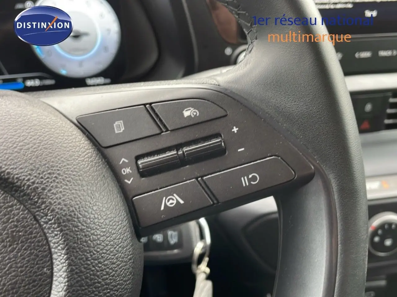 Gros plan sur les commandes au volant en cuir noir de la Hyundai i20 2025, soulignant les boutons multifonctions.