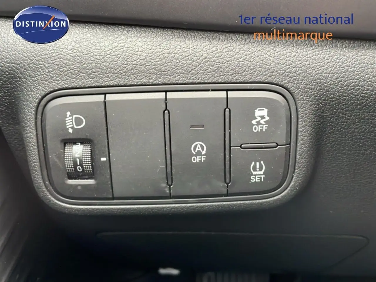 Panneau de commandes intérieures noires avec réglage des phares et fonctions d'assistance sur Hyundai i20 noir Phantom Metal 2025.
