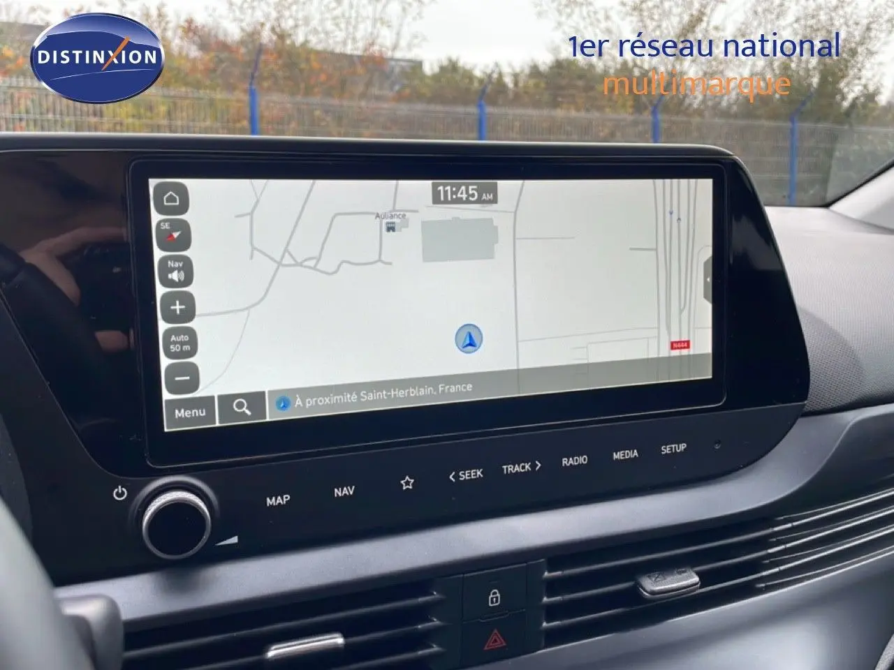Écran tactile central du tableau de bord de la Hyundai i20 2025 affichant la navigation GPS en extérieur.