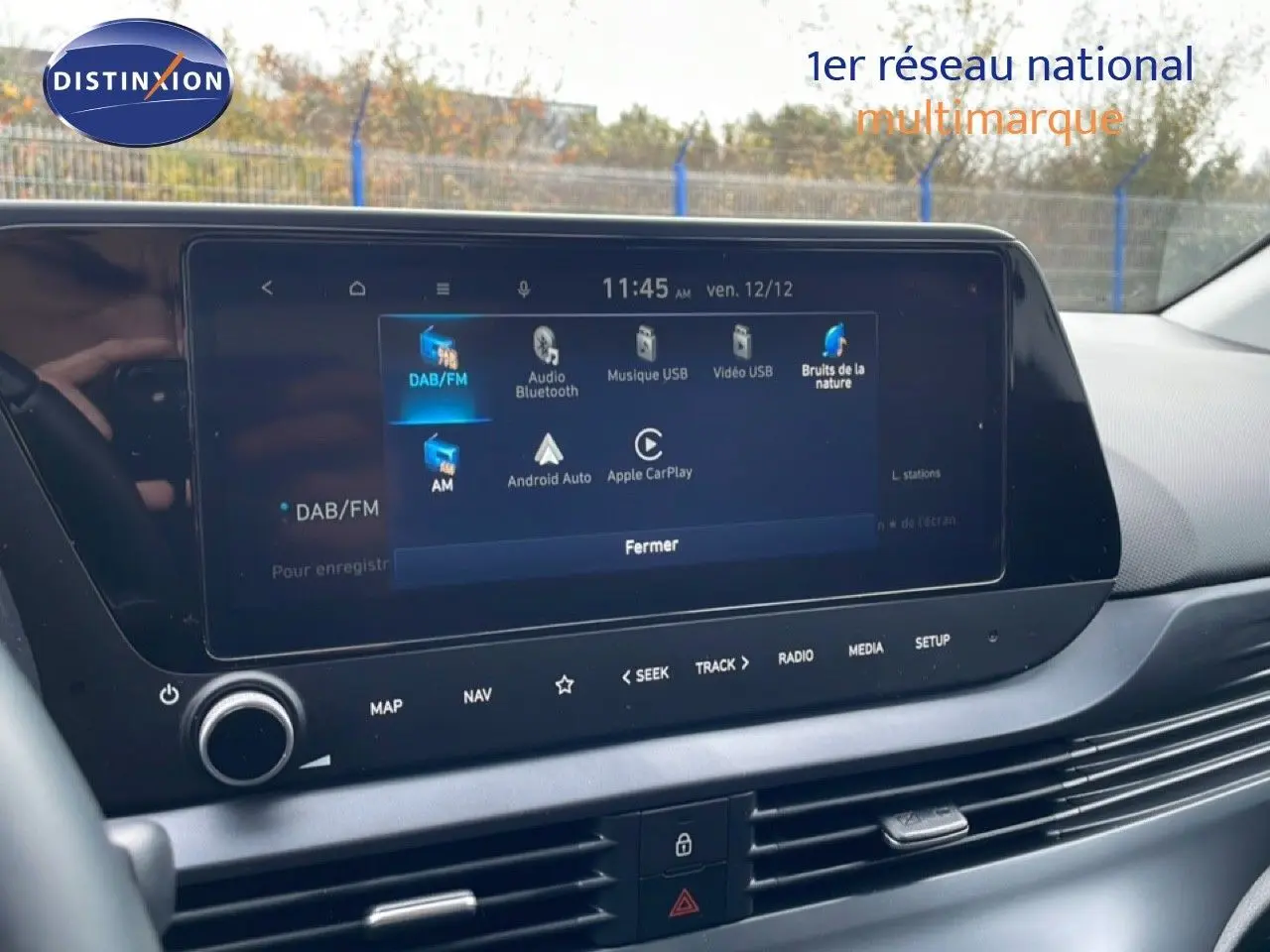 Écran tactile central de la Hyundai i20 2025 noir Phantom Metal affichant les options multimédia et navigation.