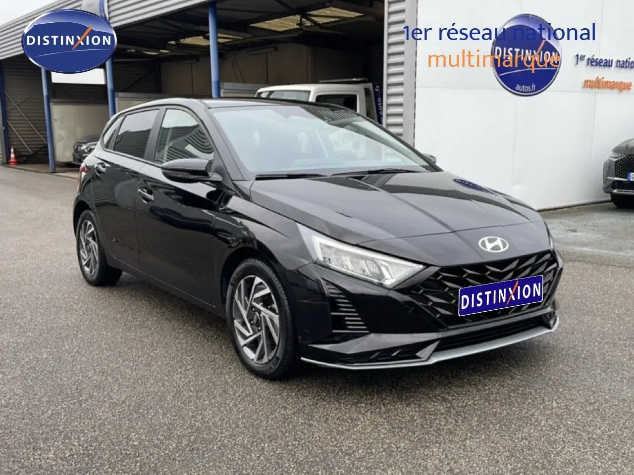 Hyundai i20 2025 noir Phantom métal vue 3/4 avant droit avec calandre noire et jantes alliage distinctives.