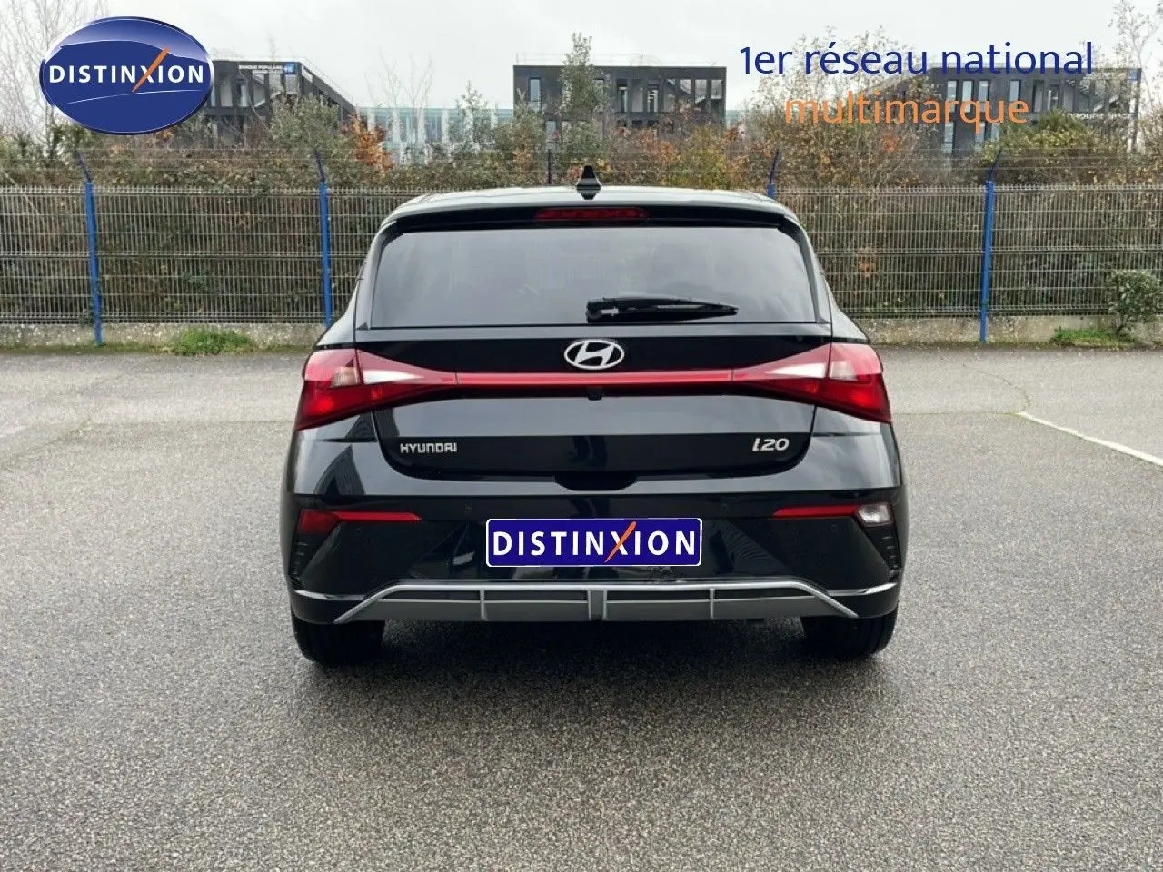 Vue arrière d'une Hyundai i20 noire Phantom Metal 2025 avec feux arrière reliés par une bande rouge distinctive.